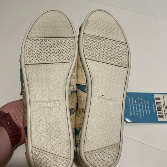 Disney x Toms NWT Women's 8 Pink Sleeping Beauty Printed Canvas Slip On Shoe - Picture 4 of 7
